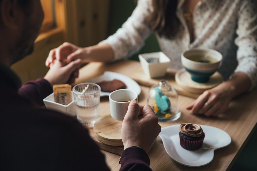 男女がお茶をしている画像